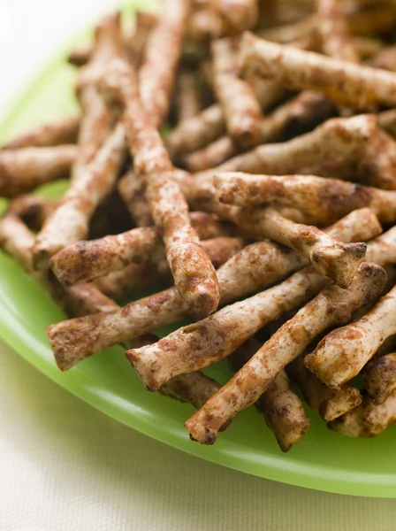 Snack integrali salati aromatizzati con estratto di lievito — Foto Stock