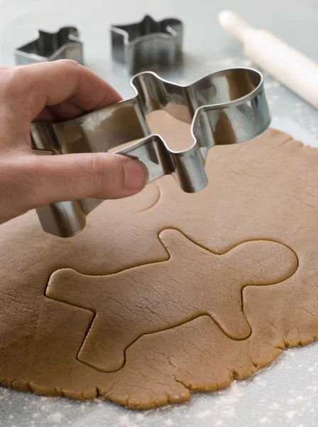 Snijden Van Een Gingerbread Man — Stockfoto