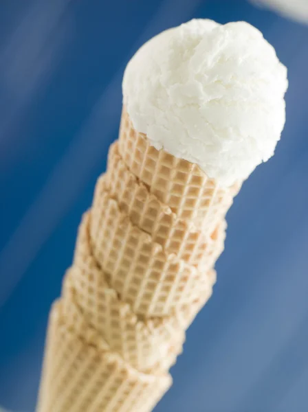 Ванильное Мороженое Вафельном Коне — стоковое фото
