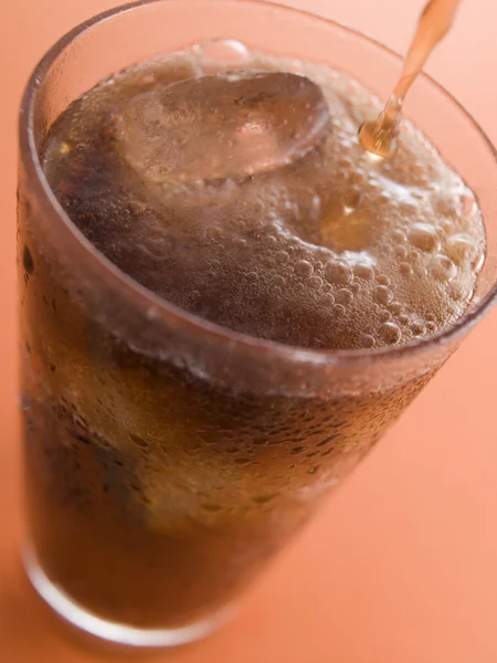 Hälla Cola Ett Glas Med Isbitar — Stockfoto