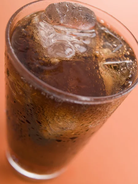 Copo Cola Com Cubos Gelo — Fotografia de Stock