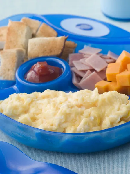 Äggröra med toast skinka och ost kvadrater — Stockfoto