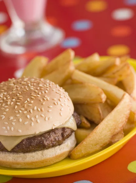 Cheeseburger Sesamkernbrötchen Mit Klobigen Chips — Stockfoto