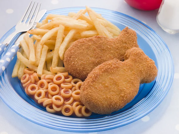 Fiskkakor med spaghetti hoops och chips — Stockfoto