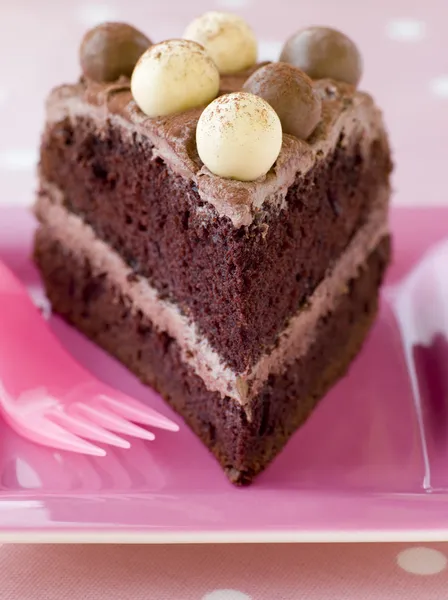 一块巧克力 malteser 蛋糕 — 图库照片