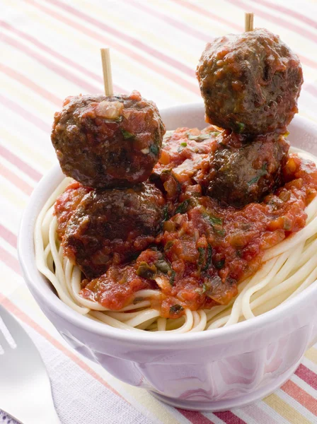 Spaghetti med köttbullar pinnar och kryddig tomatsås — Stockfoto