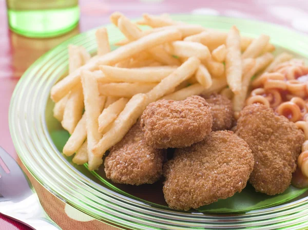 Nuggets de pollo con aros de espagueti y patatas fritas —  Fotos de Stock