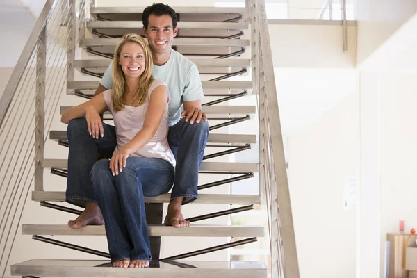 Homem Mulheres Sentados Nas Escadas Dentro Casa — Fotografia de Stock
