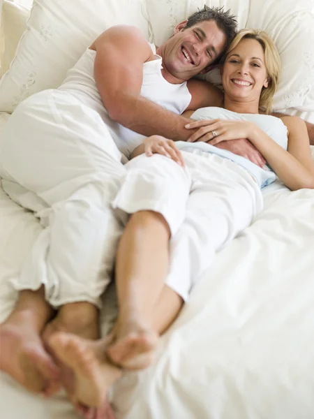 男人和女人躺在床上 — 图库照片