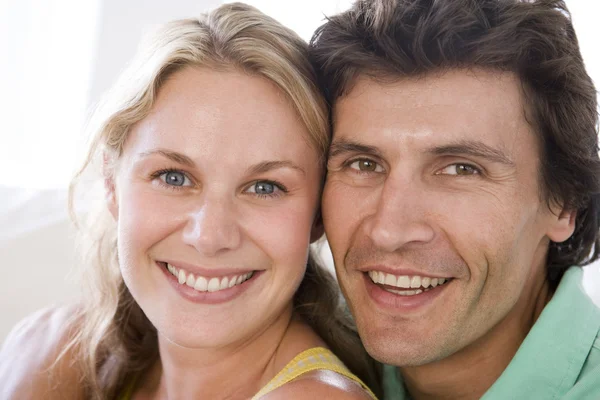 Par tillsammans leende — Stockfoto
