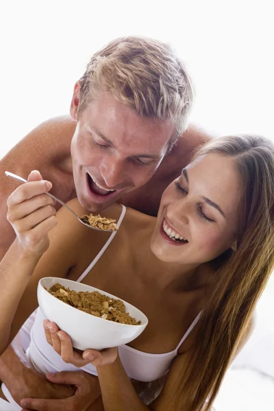 Man Vrouw Knuffelen Eten Ontbijt — Stockfoto