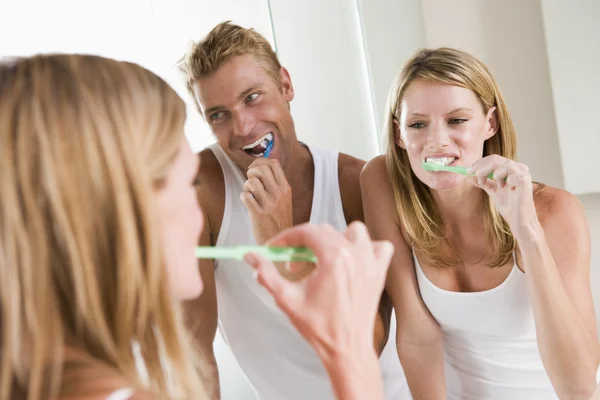 Ζευγάρι Στο Μπάνιο Βουρτσίζετε Δόντια — Φωτογραφία Αρχείου