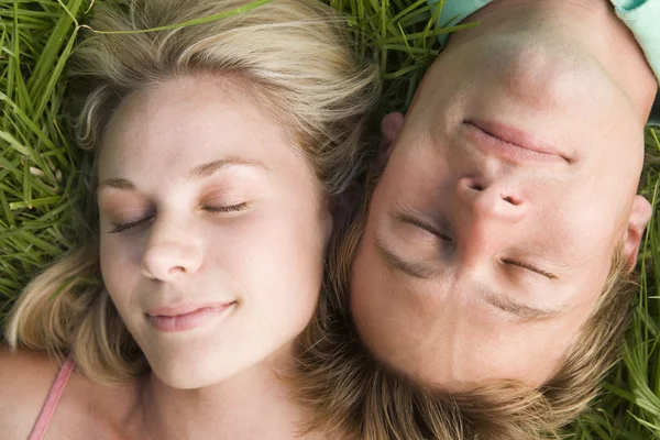 草の睡眠で横になっているカップル — ストック写真