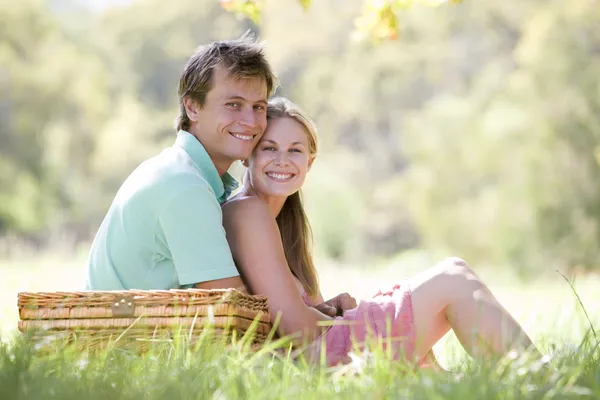 ピクニックと笑みを浮かべて公園でカップル — ストック写真