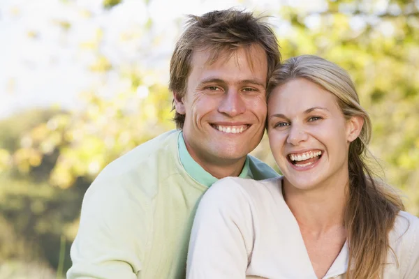 Paar Buitenshuis Glimlachen — Stockfoto