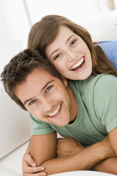 Paar in woonkamer glimlachen — Stockfoto