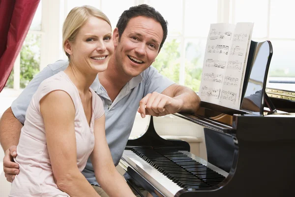 Piyano Gülümseyerek Oturan Çift — Stok fotoğraf