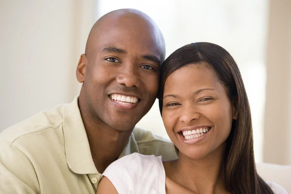 Couple in living room smiling — Stock Photo, Image