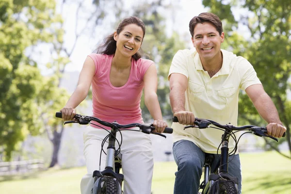 Couple Sur Des Vélos Plein Air Souriant — Photo