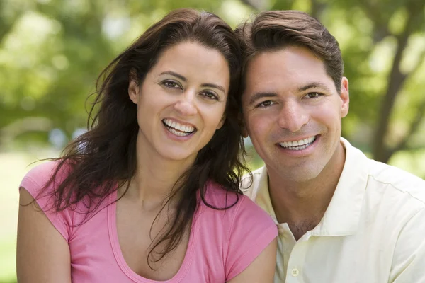 Couple à l'extérieur souriant — Photo