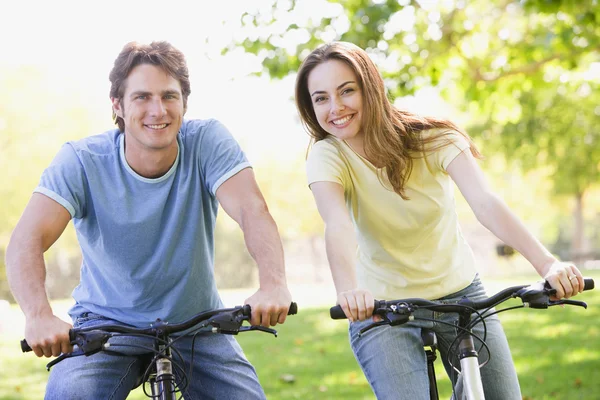 Pareja Bicicletas Aire Libre Sonriendo — Foto de Stock