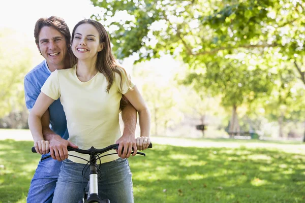 Casal Uma Bicicleta Livre Sorrindo — Fotografia de Stock