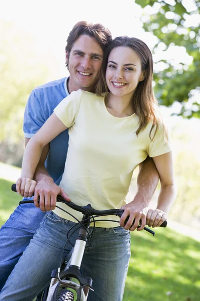 Casal Uma Bicicleta Livre Sorrindo — Fotografia de Stock