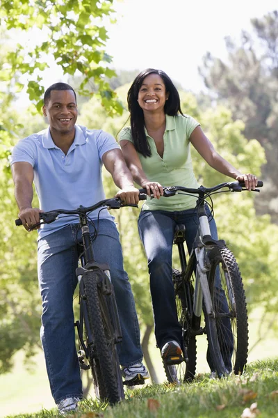 夫妇在自行车户外微笑 — 图库照片