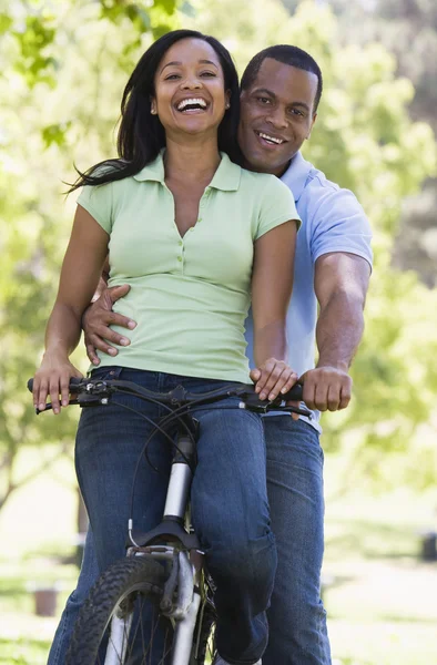 夫妇在户外微笑着一辆自行车 — 图库照片