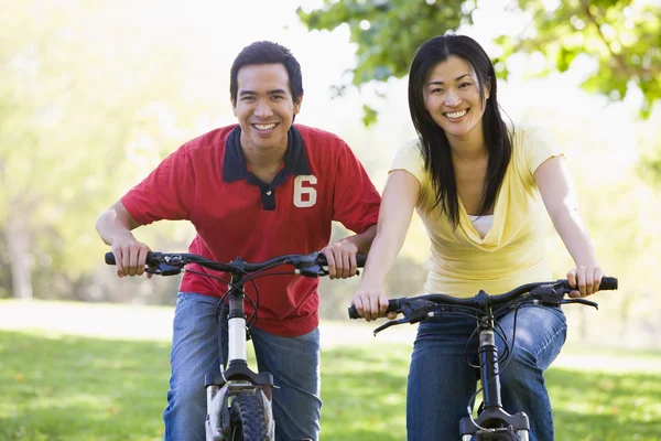 Couple Bikes Outdoors Smiling — Stock Photo, Image