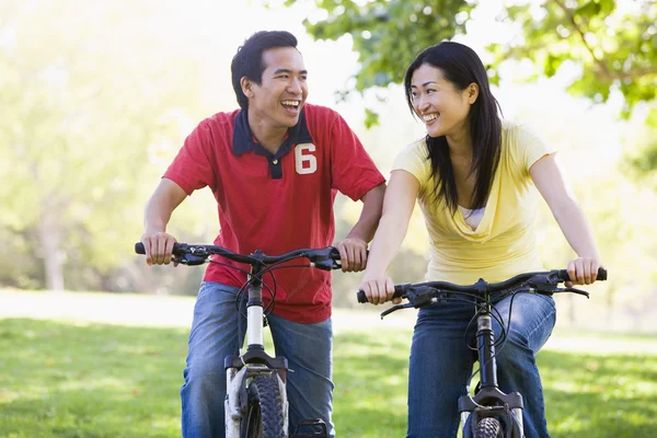 Para na rowery na zewnątrz uśmiechający się — Zdjęcie stockowe