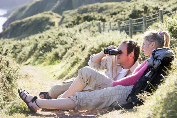 Açık Havada Dürbün Gülümseyerek Cliffside Üzerinde Çift — Stok fotoğraf