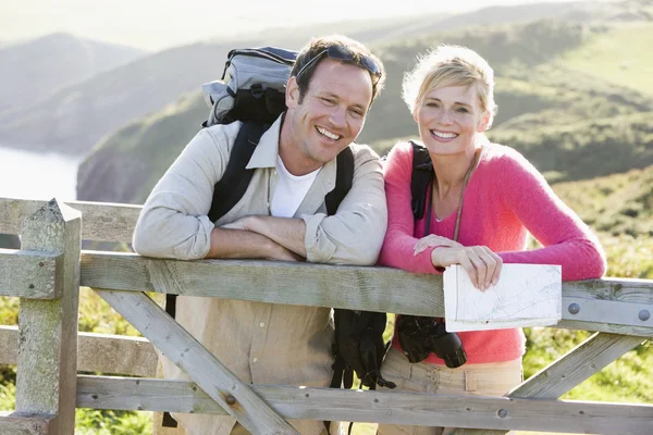 Açık Havada Korkuluk Gülümseyerek Eğilerek Cliffside Üzerinde Çift — Stok fotoğraf