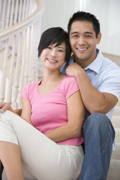Paar Sitzt Lächelnd Auf Treppe — Stockfoto
