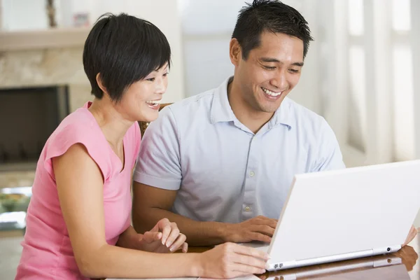 Couple Dining Room Laptop Smiling — Stock Photo, Image