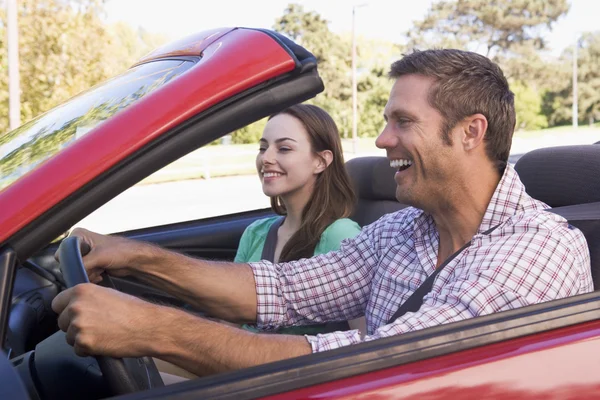 Ζευγάρι στο χαμογελώντας μετατρέψιμο αυτοκίνητο — Φωτογραφία Αρχείου