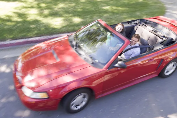 Couple in convertible car smiling — Stock Photo, Image
