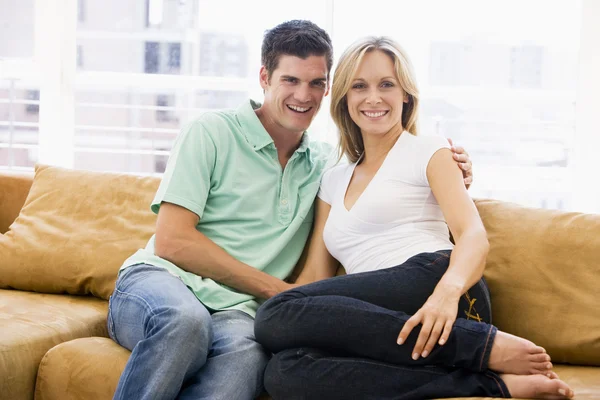 Casal na sala de estar sorrindo — Fotografia de Stock