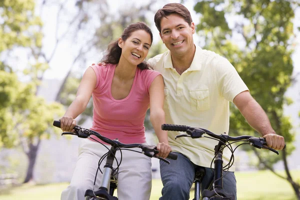 Paar Auf Fahrrädern Freien Lächelt — Stockfoto
