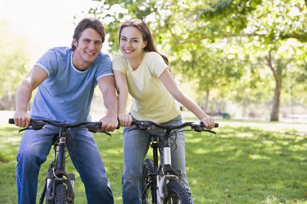 Op fietsen buiten glimlachend (echt) paar — Stockfoto