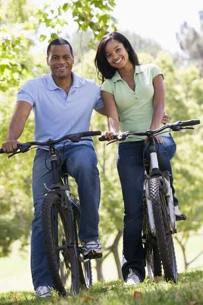 Couple Sur Des Vélos Plein Air Souriant — Photo