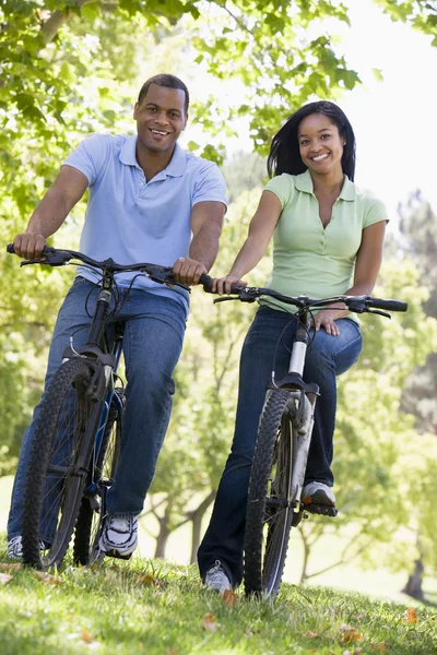 Paar auf Fahrrädern im Freien lächelt — Stockfoto