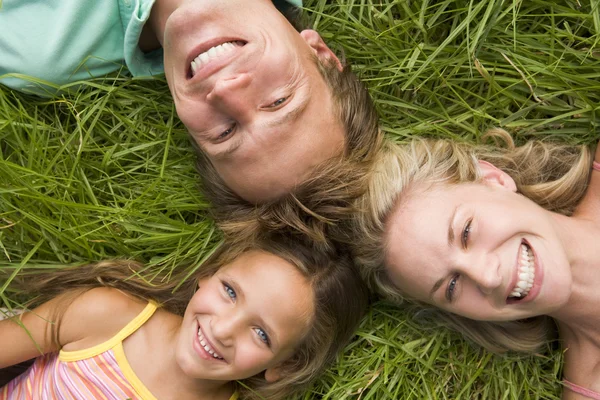 Familie Liggen Het Gras Glimlachen — Stockfoto
