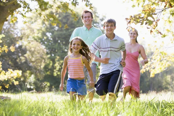 Familia Corriendo Aire Libre Sonriendo — Foto de Stock