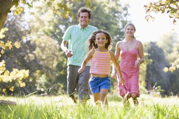 Familia Corriendo Aire Libre Sonriendo — Foto de Stock