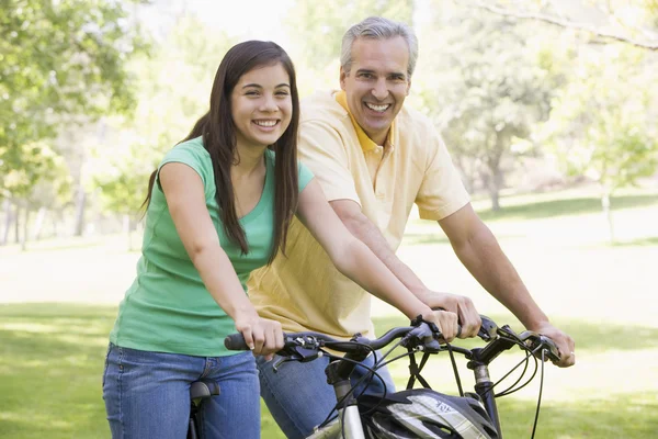 Hombre Chica Bicicletas Aire Libre Sonriendo —  Fotos de Stock
