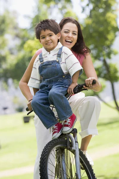 Mujer Niño Una Bicicleta Aire Libre Sonriendo — Foto de Stock