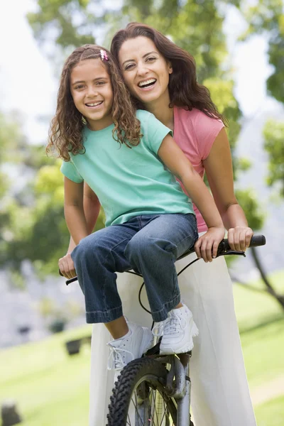 Γυναίκα Και Τους Νέους Κορίτσι Ένα Ποδήλατο Που Είναι Χαμογελώντας — Φωτογραφία Αρχείου