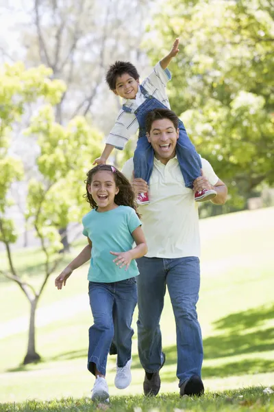 Homem Com Duas Crianças Correndo Livre Sorrindo — Fotografia de Stock