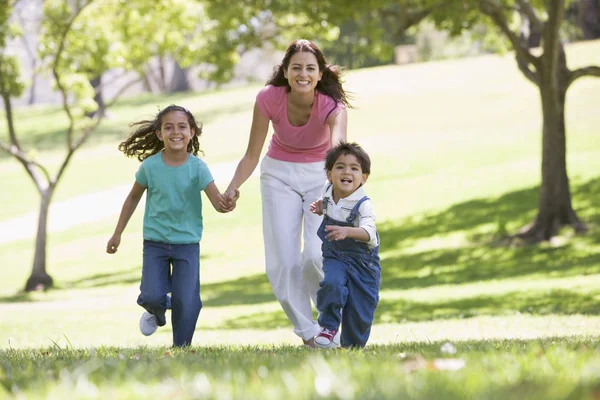 Frau Mit Zwei Kleinen Kindern Läuft Lächelnd Ins Freie — Stockfoto